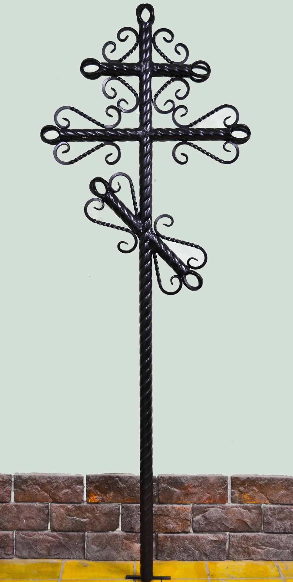 Кованый крест из витой трубы